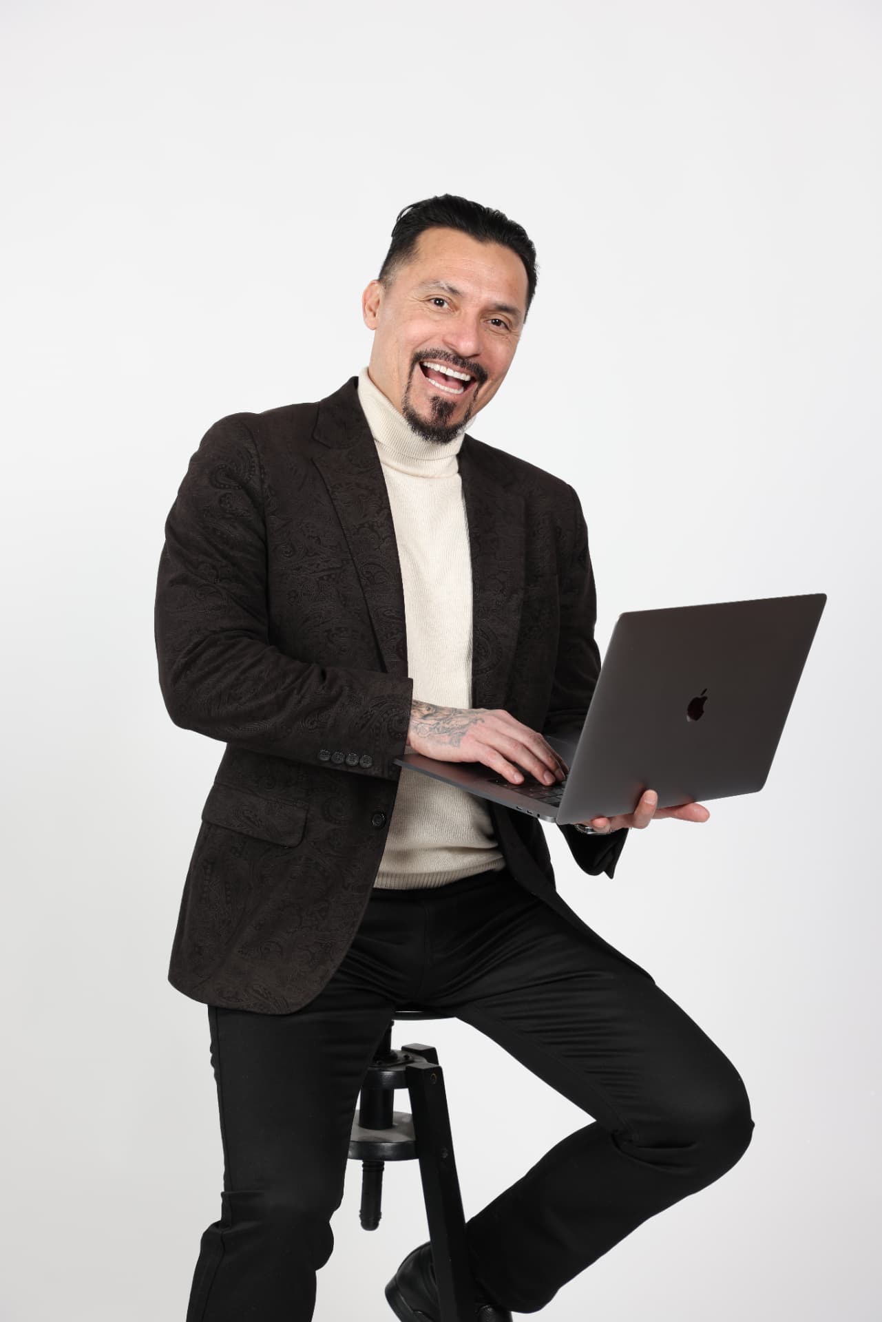 William Romero con un portátil